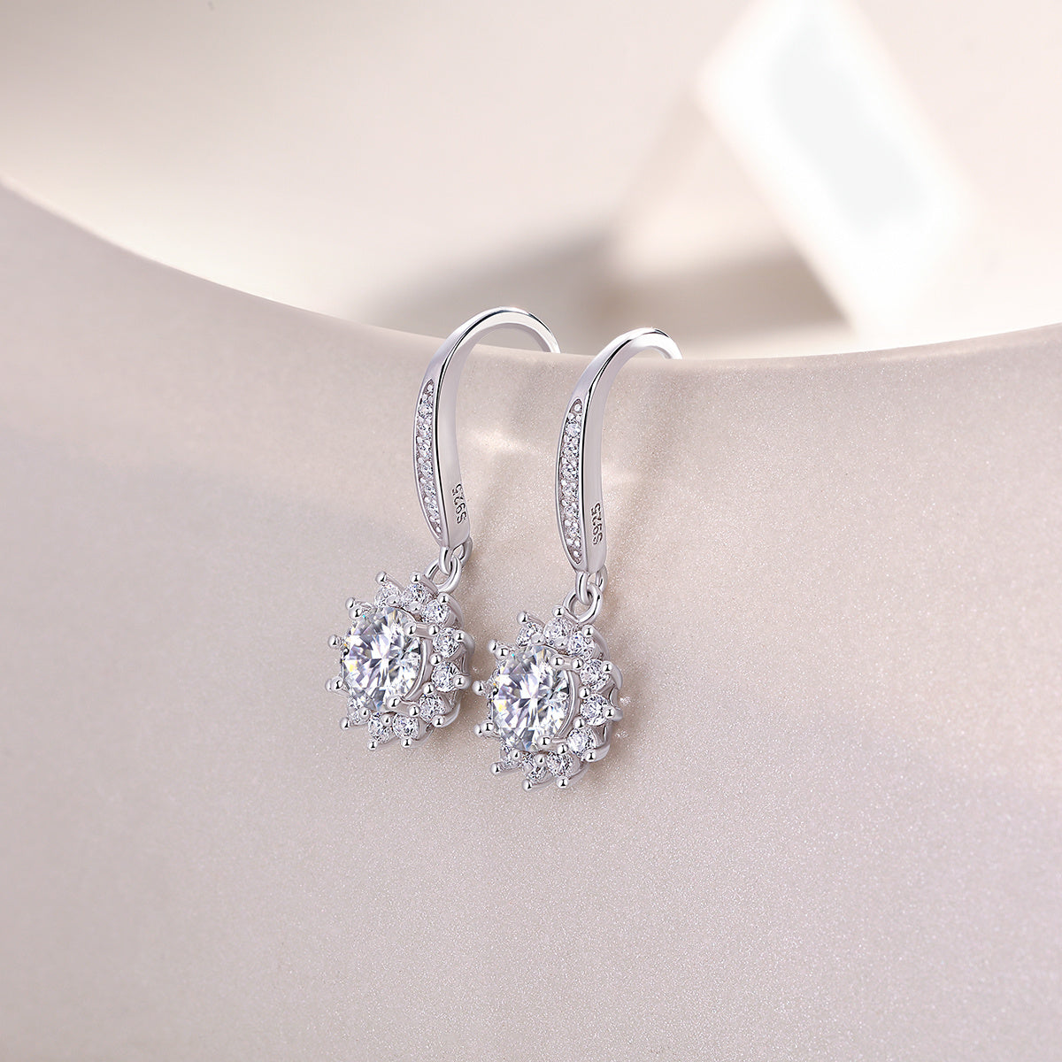 Qingcheng - A Fashionable And Luxurious Diamond Jewelry Accessory Set With Half-carat Moissan Diamond S925 Sterling Silver And Platinum-plated Stud Earrings
