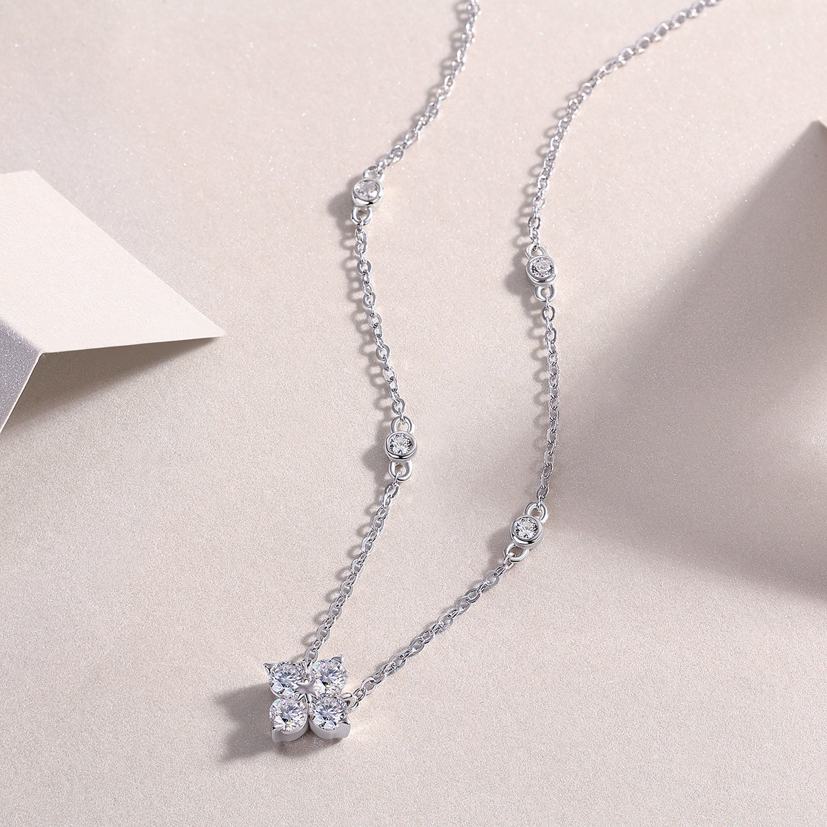 Sweetheart Halo - A Fashionable And Luxurious Diamond Jewelry Pendant Set With 2-carat Moissanite S925 Sterling Silver And Platinum Plating