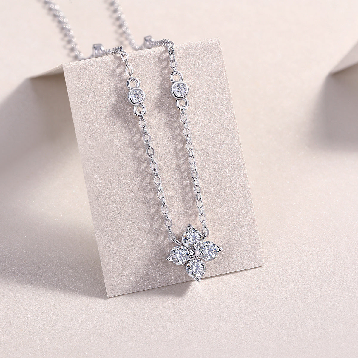 Sweetheart Halo - A Fashionable And Luxurious Diamond Jewelry Pendant Set With 2-carat Moissanite S925 Sterling Silver And Platinum Plating