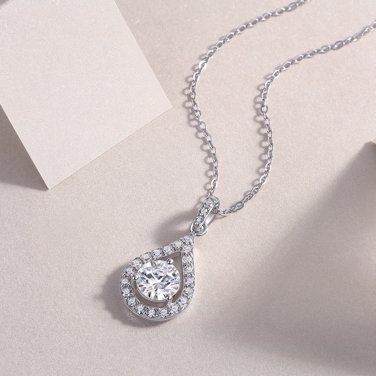 Heart Charm - A Fashionable And Luxurious Diamond Jewelry Piece Set With 1-carat Moissan Diamond S925 Sterling Silver And Platinum-plated Pendant