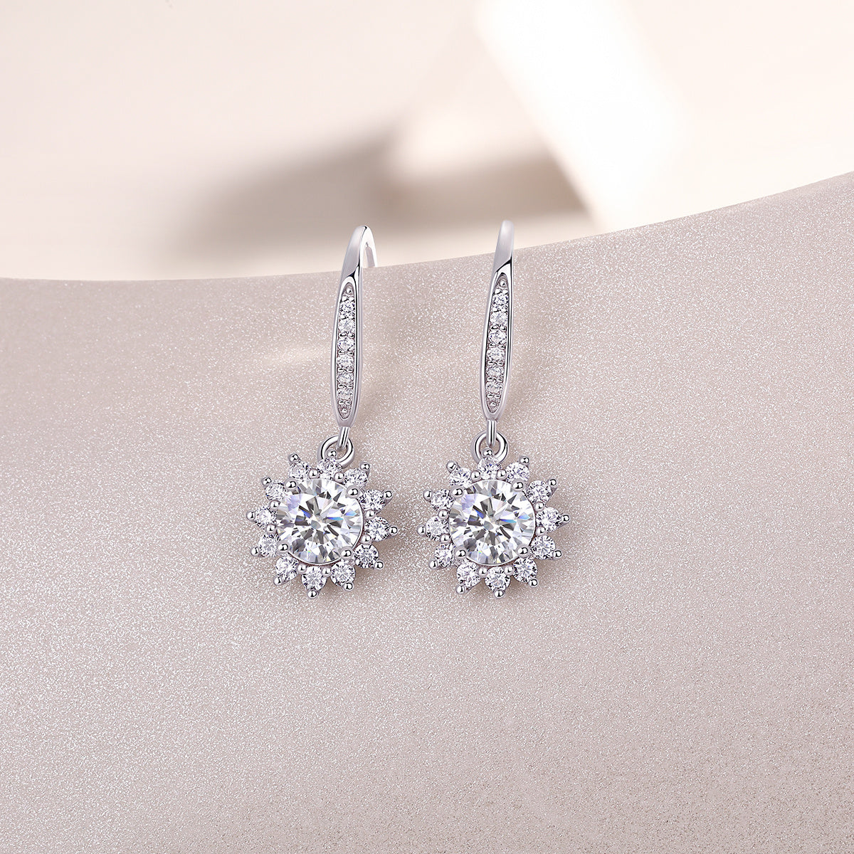 Qingcheng - A Fashionable And Luxurious Diamond Jewelry Accessory Set With Half-carat Moissan Diamond S925 Sterling Silver And Platinum-plated Stud Earrings