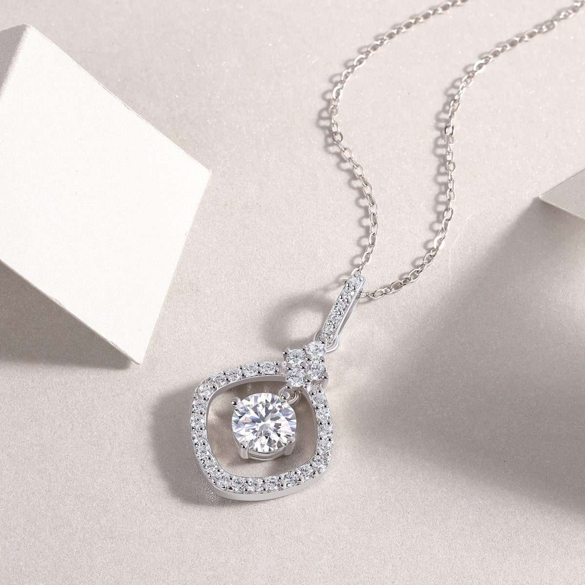 Starlight Heart-to-Heart - A Fashionable And Luxurious Diamond Jewelry Pendant Set With 1-carat Moissan Diamond S925 Sterling Silver And Platinum Plating